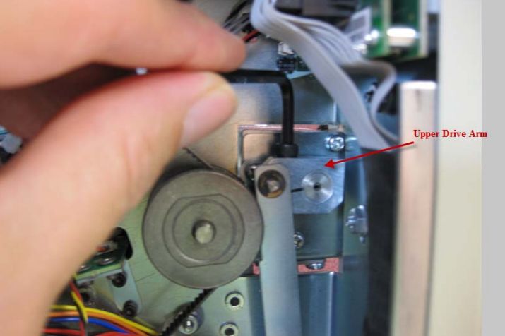 松開固定驅動臂螺絲